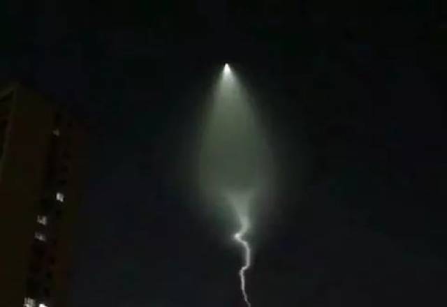 西安雷雨夜不明黑影疾速掠过