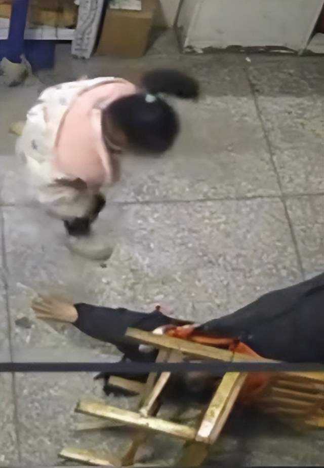 夫妻殴打女儿，用刀刮 吊起来打，家庭暴力何时休？
